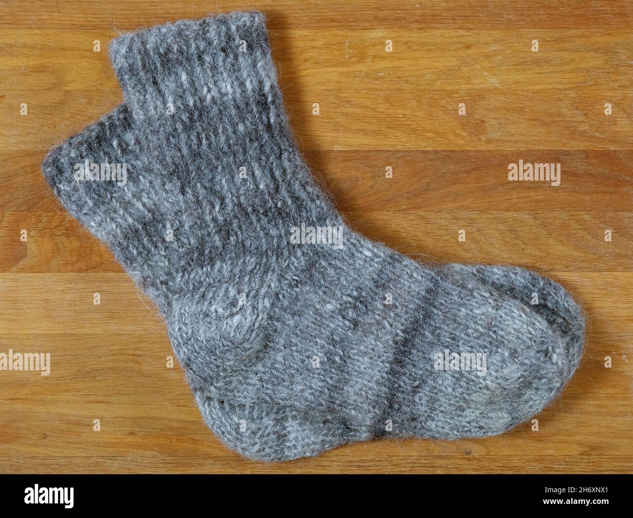 Ces chaussettes d'hiver chaudes et traditionnelles ont été fabriquées par les Polonais highlanders dans la région de Podhale, près de la ville de Zakopane.La laine utilisée pour faire ces chaussettes W Banque D'Images