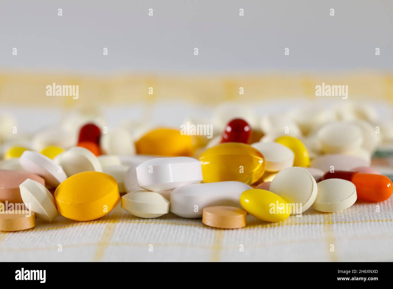 Il y a une grande dose de pilules sur la serviette.Ces comprimés variés ont  des formes et des couleurs variées Photo Stock - Alamy