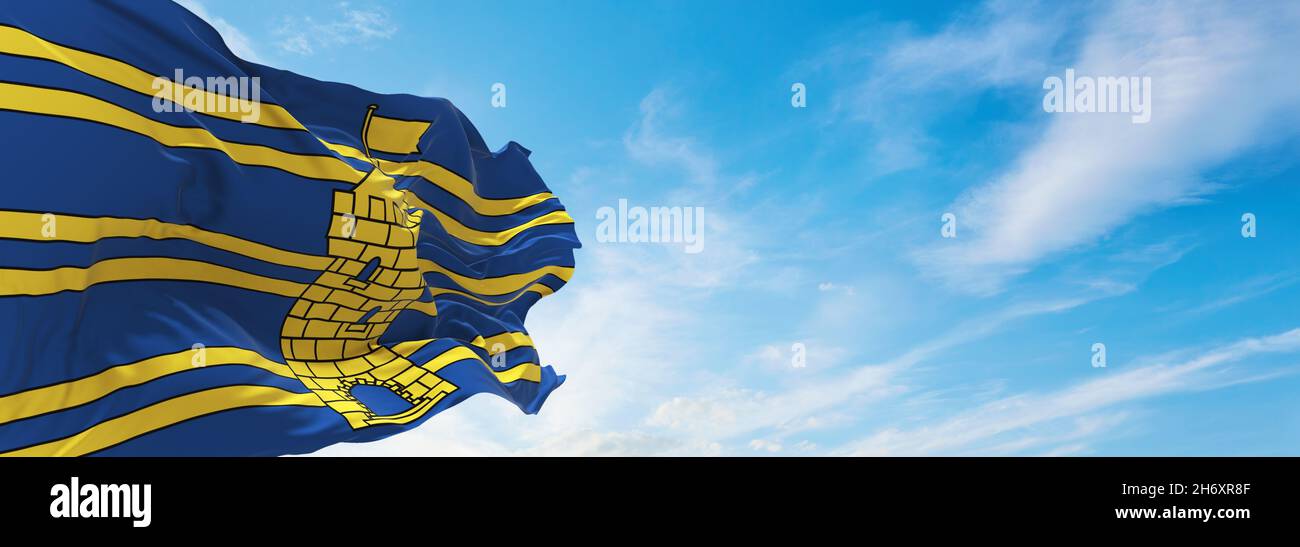 Drapeau du département du territoire de Belfort, France sur fond ciel nuageux au coucher du soleil, vue panoramique.Voyage français et patriote concept. Copier espace Banque D'Images