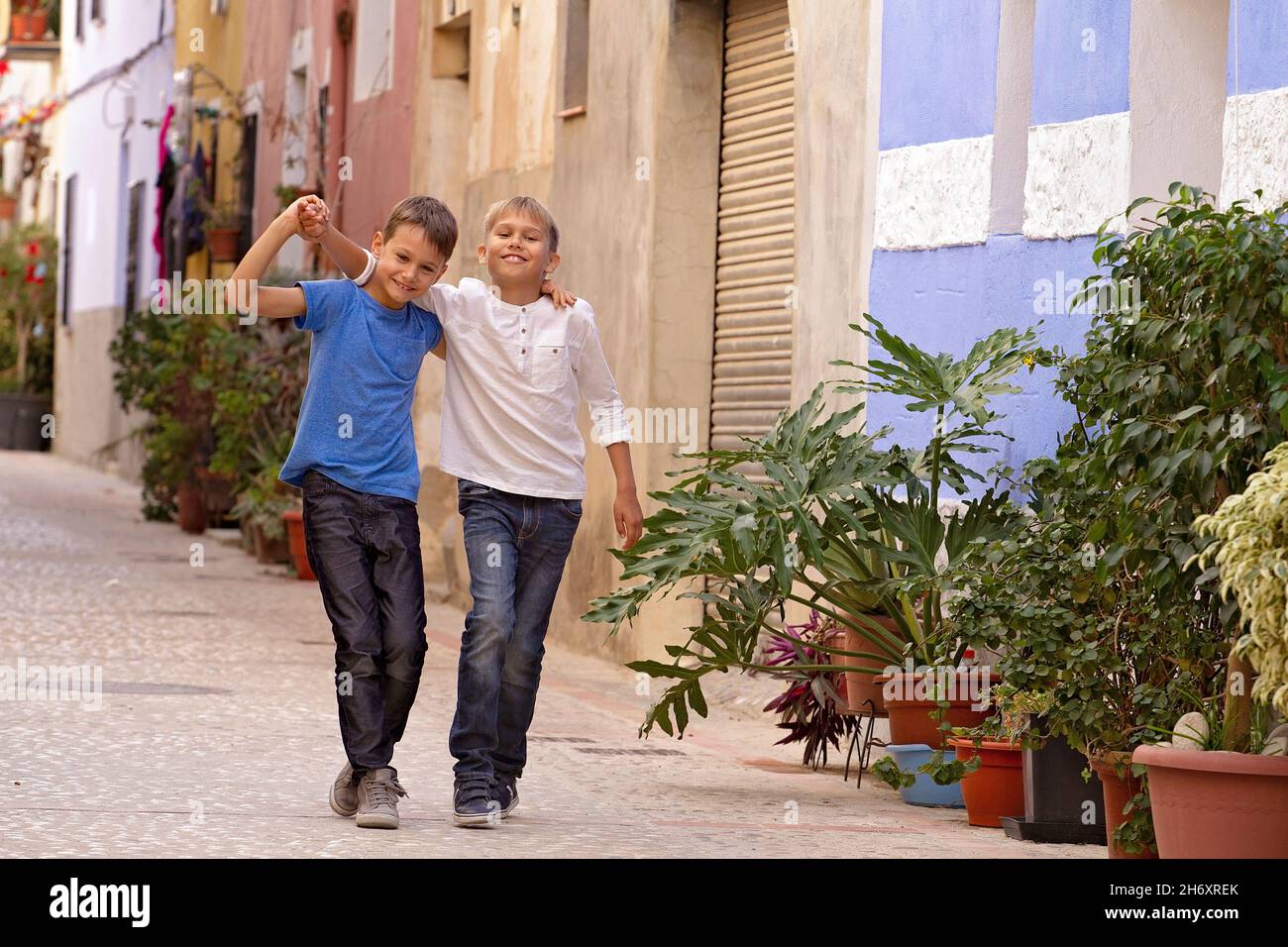 Deux enfants heureux à l'extérieur dans la rue ville européenne sur la journée d'été Banque D'Images