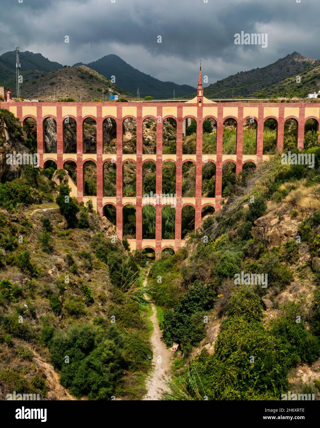 19e siècle colorés Puente del Aguila, pont de l'aqueduc de l'Aigle, Nerja, Axarquía, Andalousie, Espagne Banque D'Images