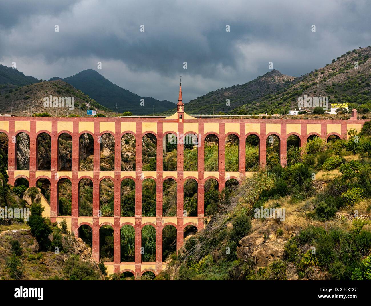 19e siècle colorés Puente del Aguila, pont de l'aqueduc de l'Aigle, Nerja, Axarquía, Andalousie, Espagne Banque D'Images
