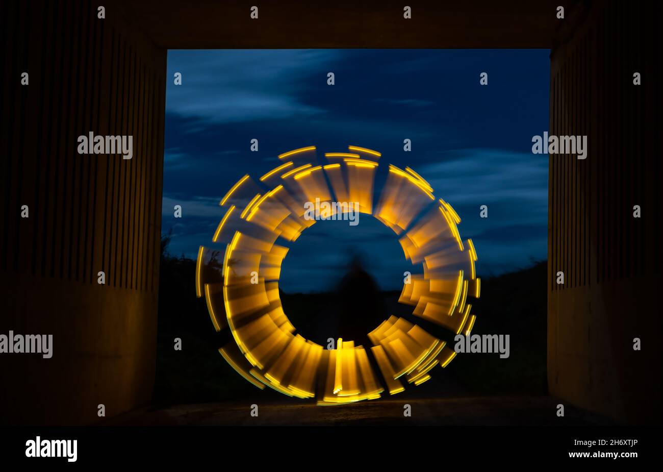 Peinture légère créant un motif circulaire la nuit dans un tunnel souterrain contre le ciel nocturne, Écosse, Royaume-Uni Banque D'Images