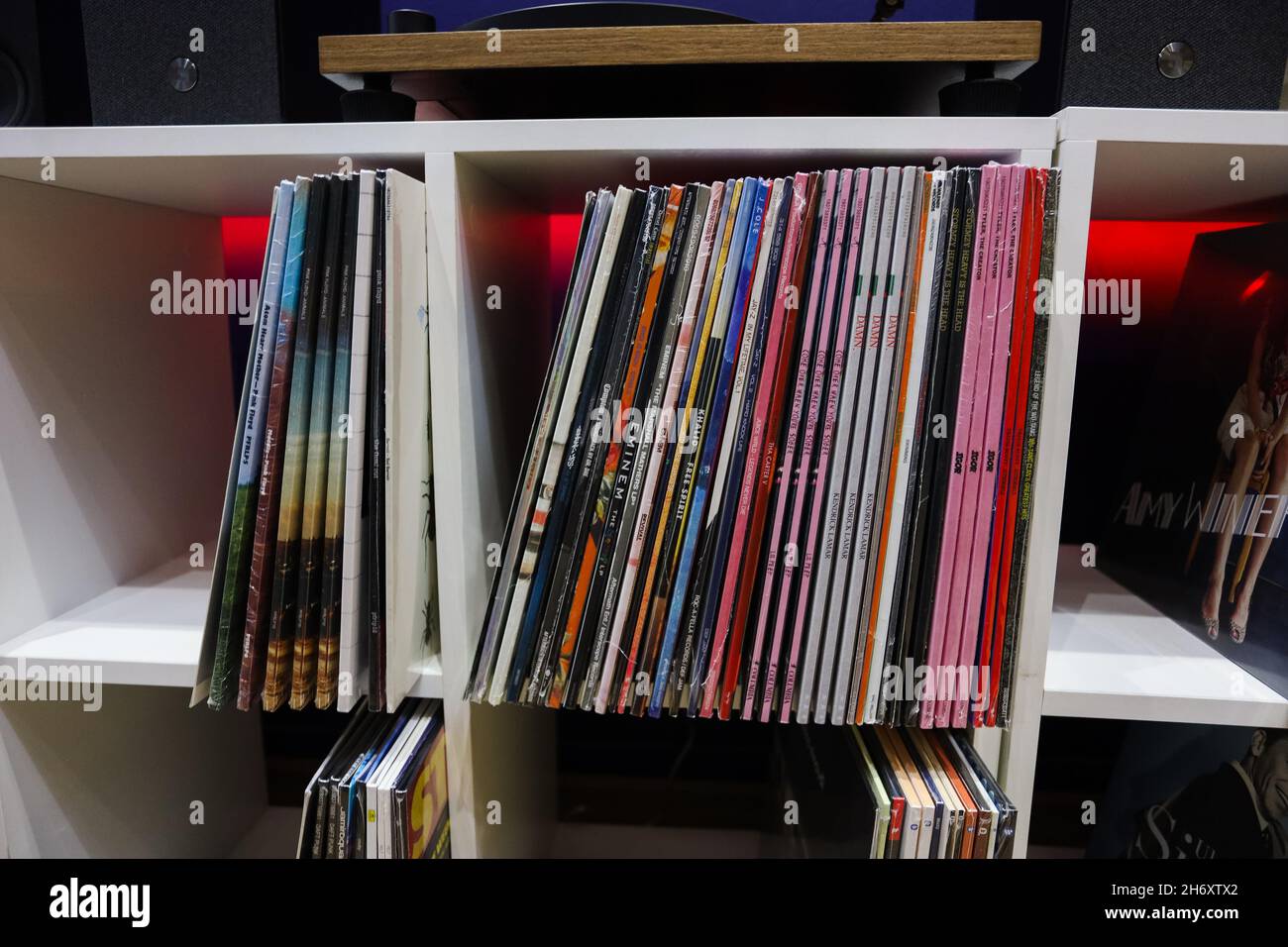 Pile de nombreux disques en vinyle sur pied dans des couvertures en papier de couleur ancienne sur la vue latérale de tablette.Photo de haute qualité Banque D'Images