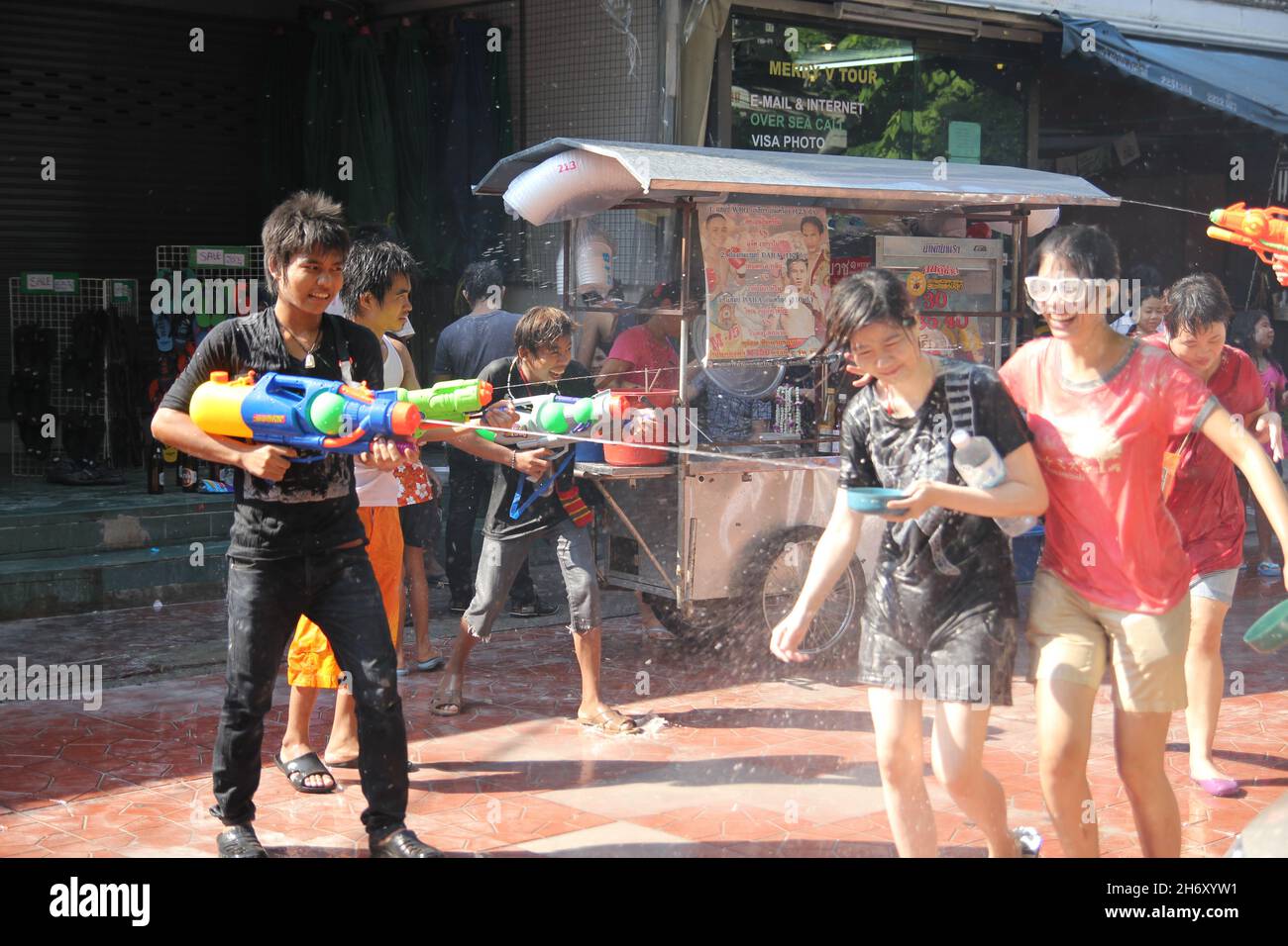 Combat de l'eau au Festival Songkran nouvel an thaïlandais le 15 avril 2011 à soi Kraisi. Banque D'Images