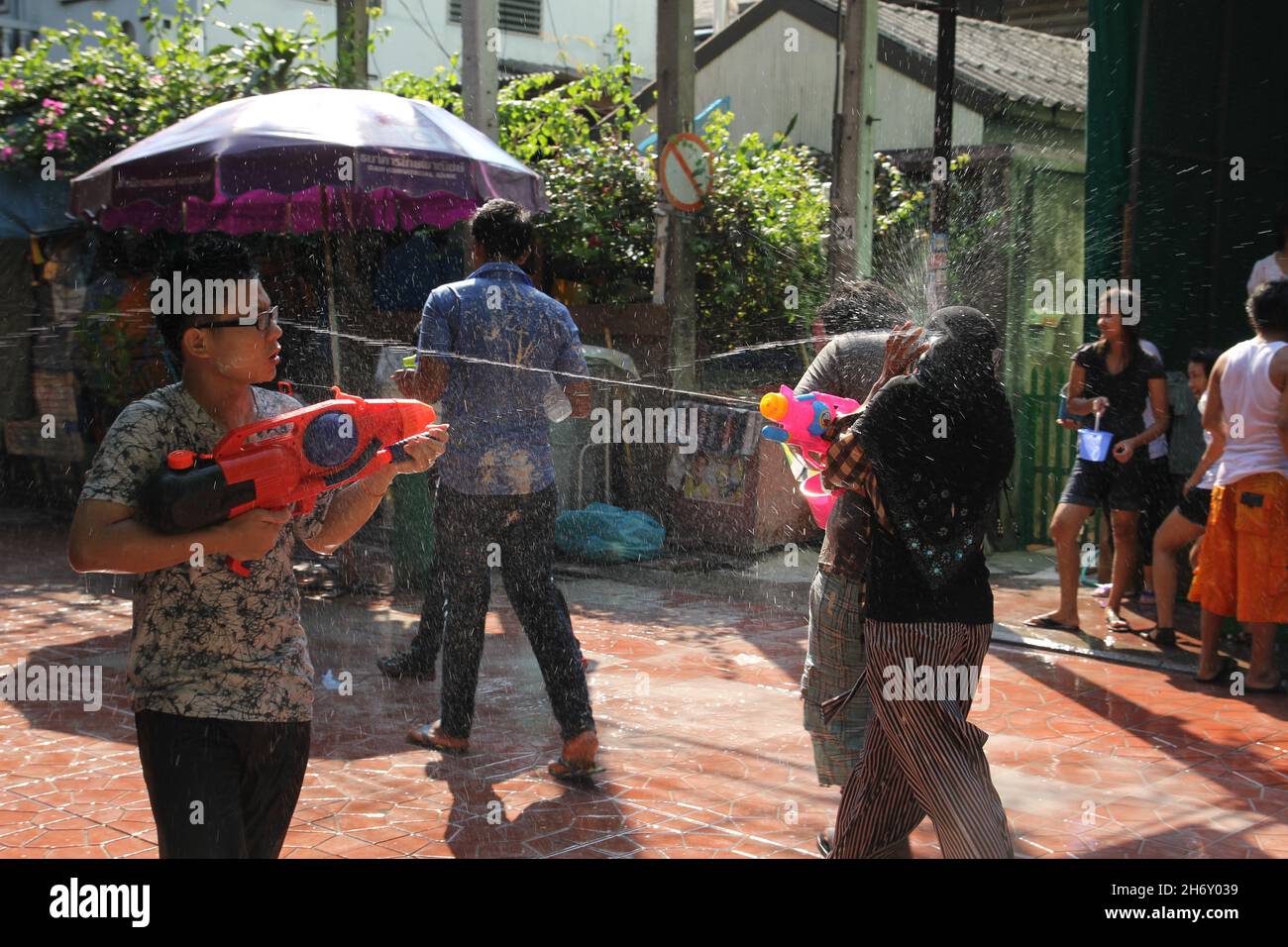 Combat de l'eau au Festival Songkran nouvel an thaïlandais le 15 avril 2011 à soi Kraisi. Banque D'Images