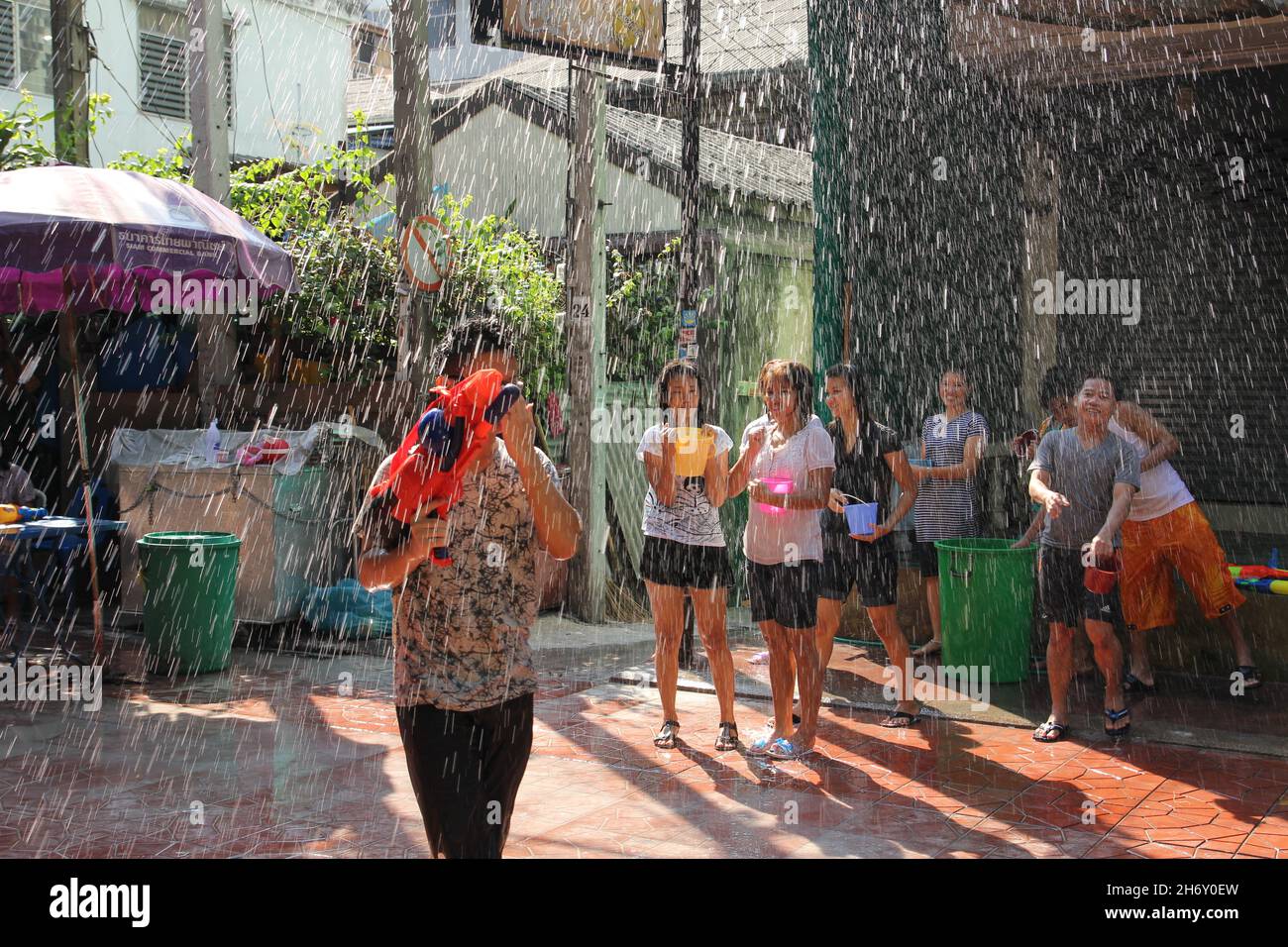 Combat de l'eau au Festival Songkran nouvel an thaïlandais le 15 avril 2011 à soi Kraisi. Banque D'Images