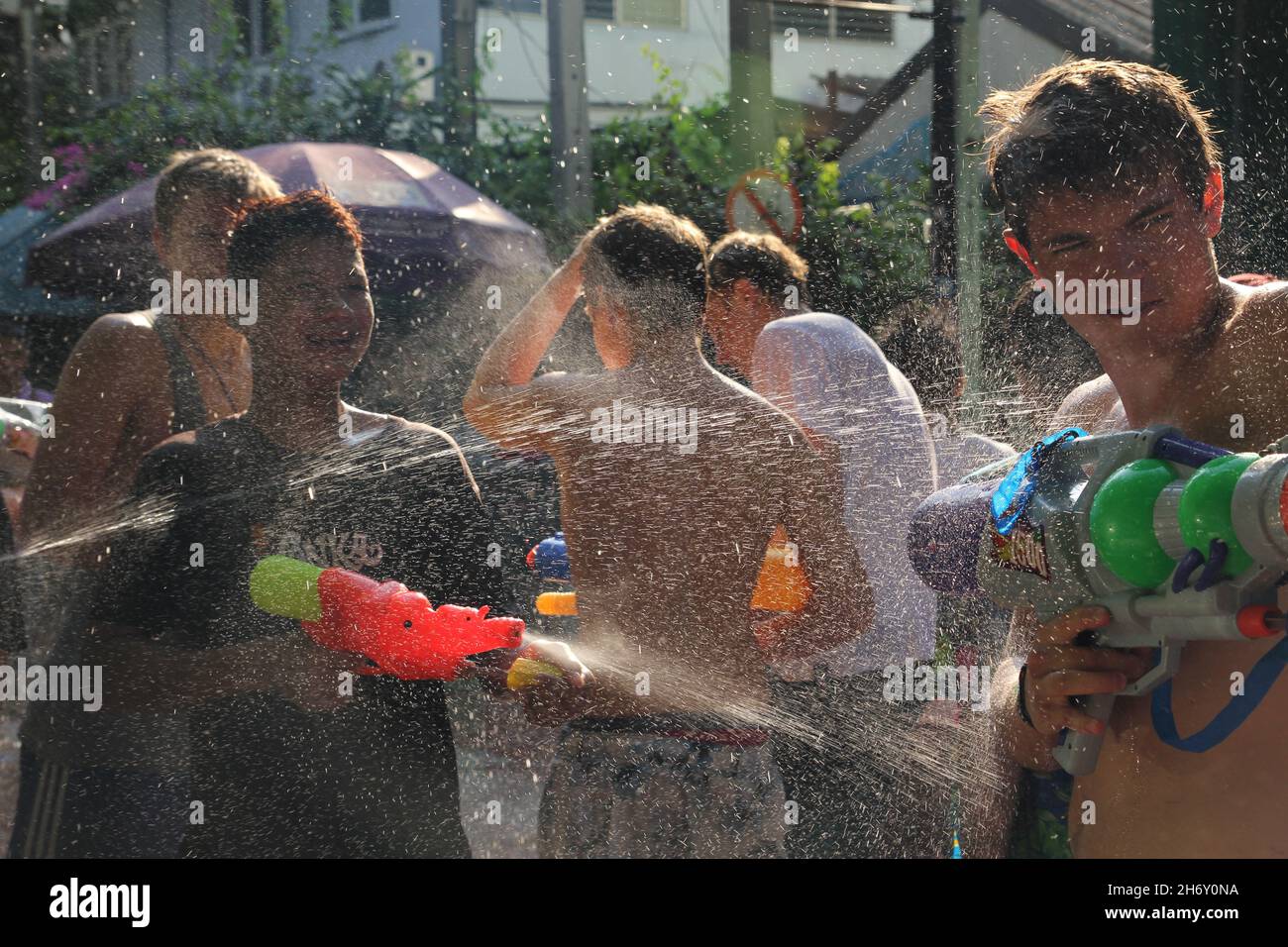 Combat de l'eau au Festival Songkran nouvel an thaïlandais le 15 avril 2011 à soi Kraisi. Banque D'Images