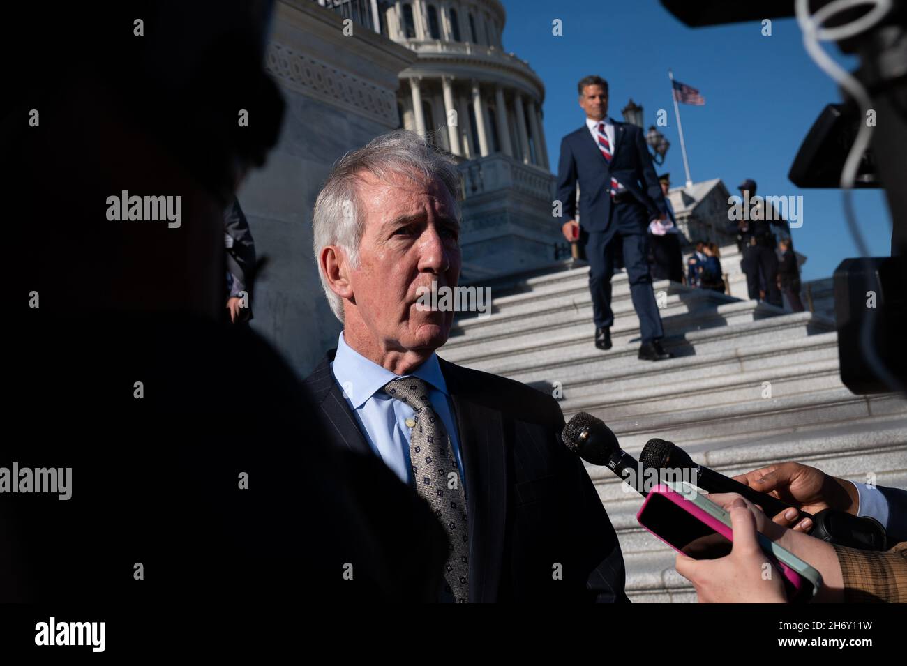 Le représentant Richard Neal (D-ma) s'adresse aux médias à l'extérieur du Capitole des États-Unis, à Washington, D.C., le jeudi 18 novembre,2021. Aujourd'hui, le président Biden accueillera les dirigeants du Mexique et du Canada pour un sommet des dirigeants nord-américains, alors que les démocrates du Congrès continuent de débattre de l'ordre du jour meilleur construire le dos du président.(Graeme Sloan/Sipa USA) Banque D'Images
