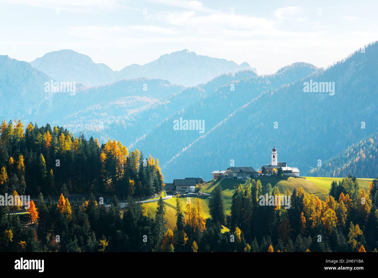 Dlijia Da Curt Église catholique de la commune de Mareo, province de Bolzano, Tyrol du Sud, Italie.Paysage automnal pittoresque des Dolomites italiens Banque D'Images