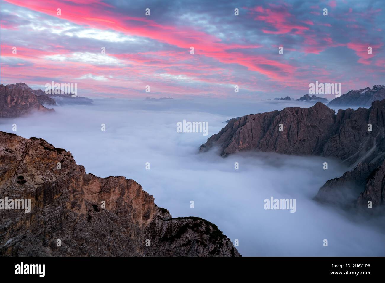 Paysage de lever de soleil spectaculaire avec brouillard fluide et ciel rose dans les Dolomites montagnes.Emplacement Auronzo rifugio dans le parc national de Tre Cime di Lavaredo, Dolomites, Trentin-Haut-Adige, Italie Banque D'Images