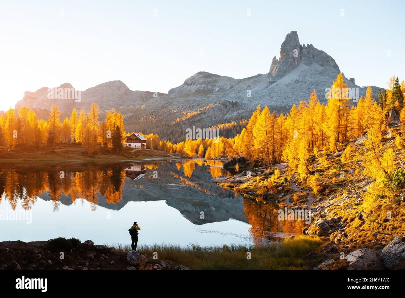 Vue pittoresque sur le lac Federa au lever du soleil.Paysage de montagnes d'automne avec Lago di Federa et des larches d'orange vif dans les Alpes Dolomites, Cortina d'Ampezzo, Tyrol du Sud, Dolomites, Italie Banque D'Images