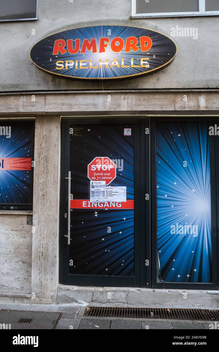 Les règles du coronavirus 2G signent devant un bar le 18 novembre 2021 à Munich, Allemagne.Les incidences atteignent de nouveaux sommets et dans les restaurants et les bars la règle de 2g est obligatoire à l'intérieur et à l'extérieur depuis novembre 16.(Photo par Alexander Pohl/Sipa USA) Banque D'Images