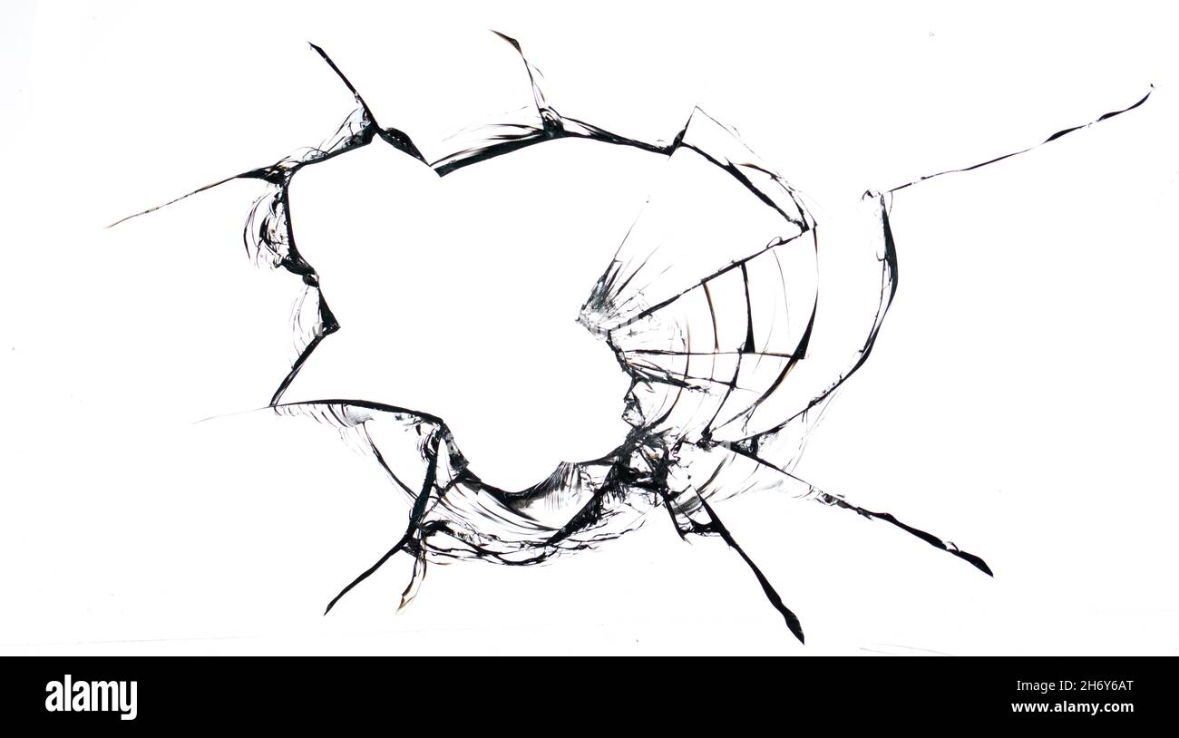 Trou d'une boule dans la vitre sur un fond blanc gros plan. Banque D'Images