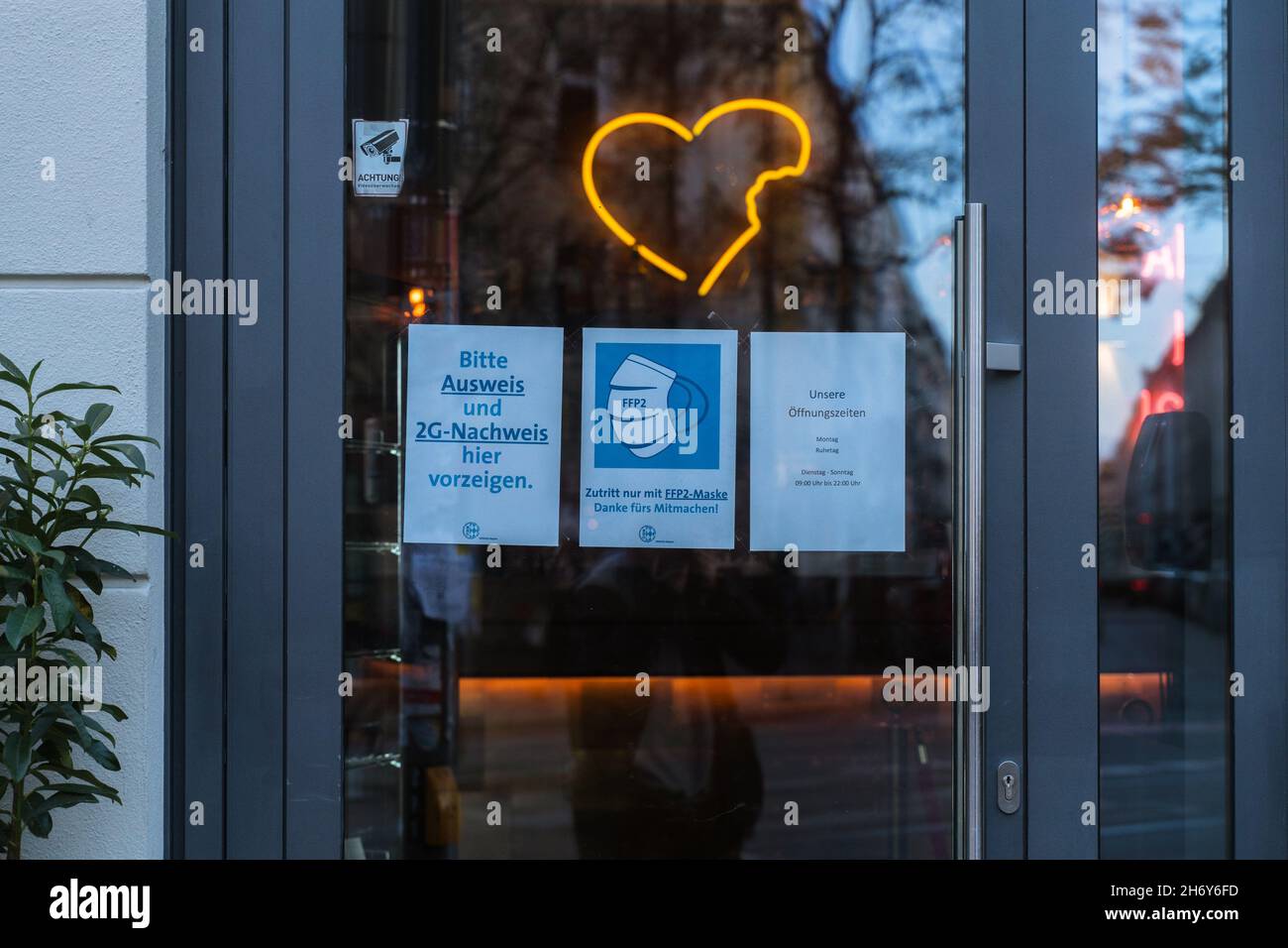 À Munich, en Allemagne., .Les incidences atteignent de nouveaux sommets et dans les restaurants et les bars la règle de 2g est obligatoire à l'intérieur et à l'extérieur depuis novembre 16.(Photo par Alexander Pohl/Sipa USA) crédit: SIPA USA/Alay Live News Banque D'Images
