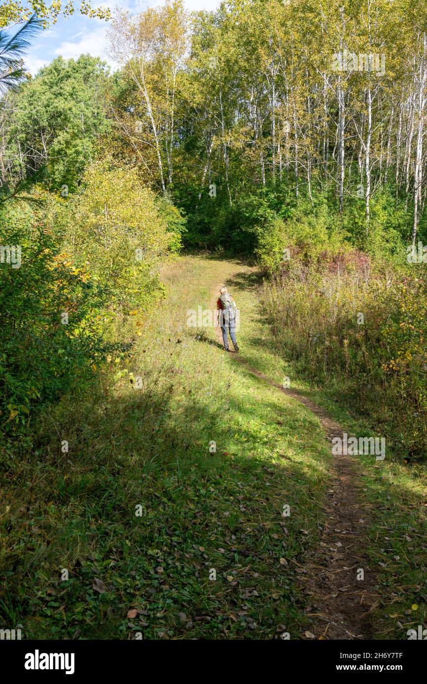 Photographie de la randonnée le long de la piste de l'âge de glace, forêt d'État de Kettle Moraine, comté de Sheboygan, Wisconsin, États-Unis. Banque D'Images