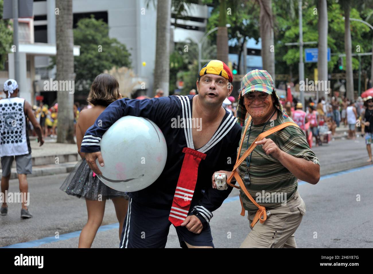 Brésil - 22 février 2020: Des fêtards déguisés comme El Chavo télévision sitcom personnages se produire lors d'une fête de rue Carnaval tenue à Rio de Janeiro Banque D'Images