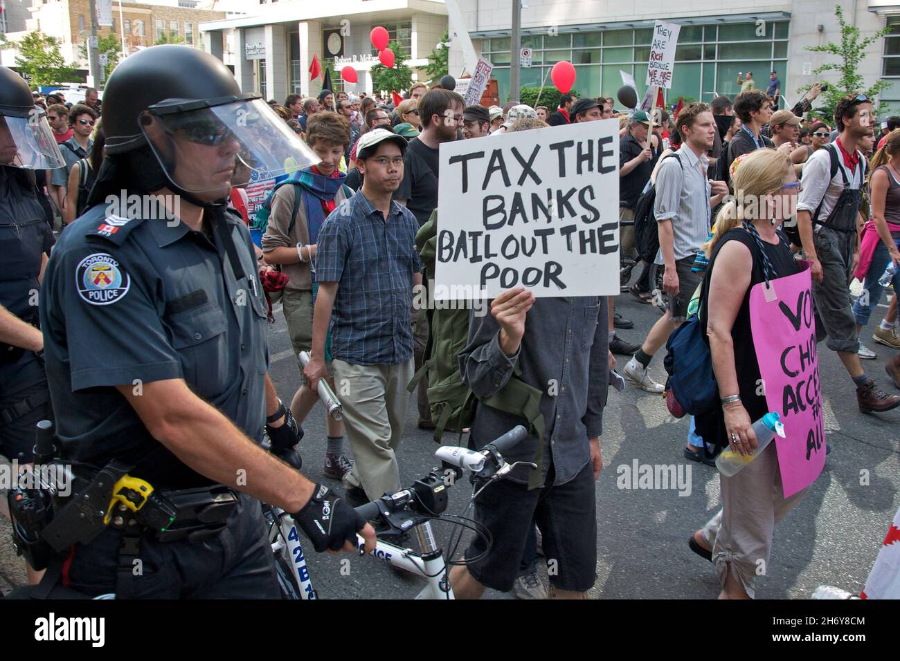 Toronto (Ontario), Canada - 06/25/2010: Foule d'hommes et de femmes multiethniques marchant dans la rue pour protester contre la réunion du G-20 à Toronto Banque D'Images