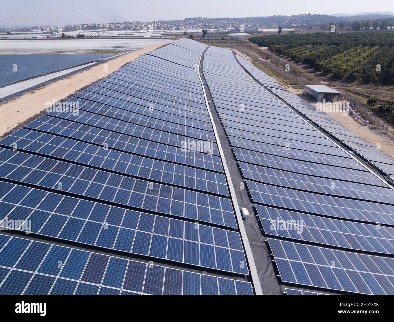 Panneaux solaires installés sur une rangée de réservoirs d'eau. Banque D'Images