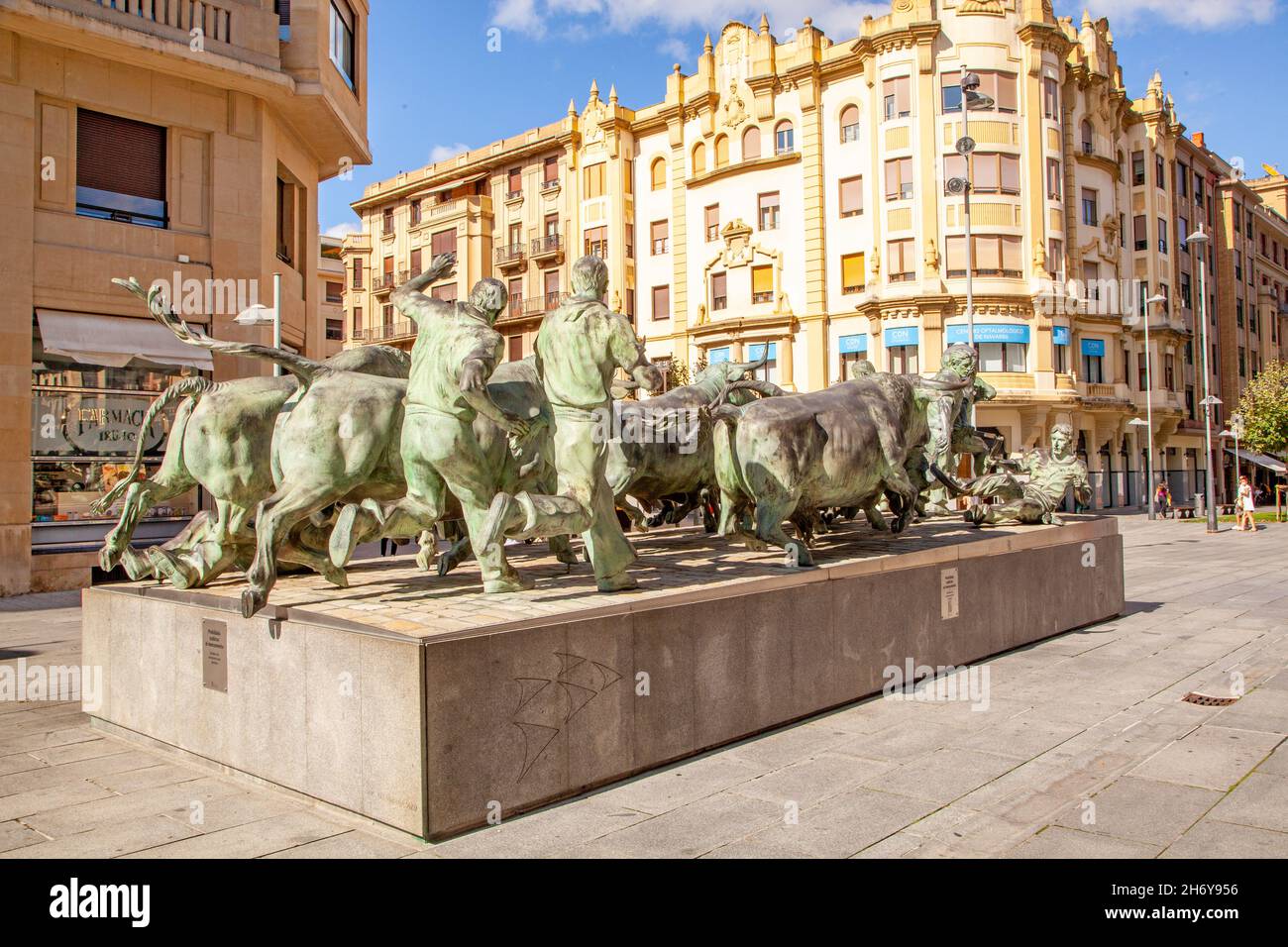 Statue de bronze à la course des taureaux sur la rue Estafeta dans la ville espagnole de Pampelune Navarra nord de l'Espagne Banque D'Images