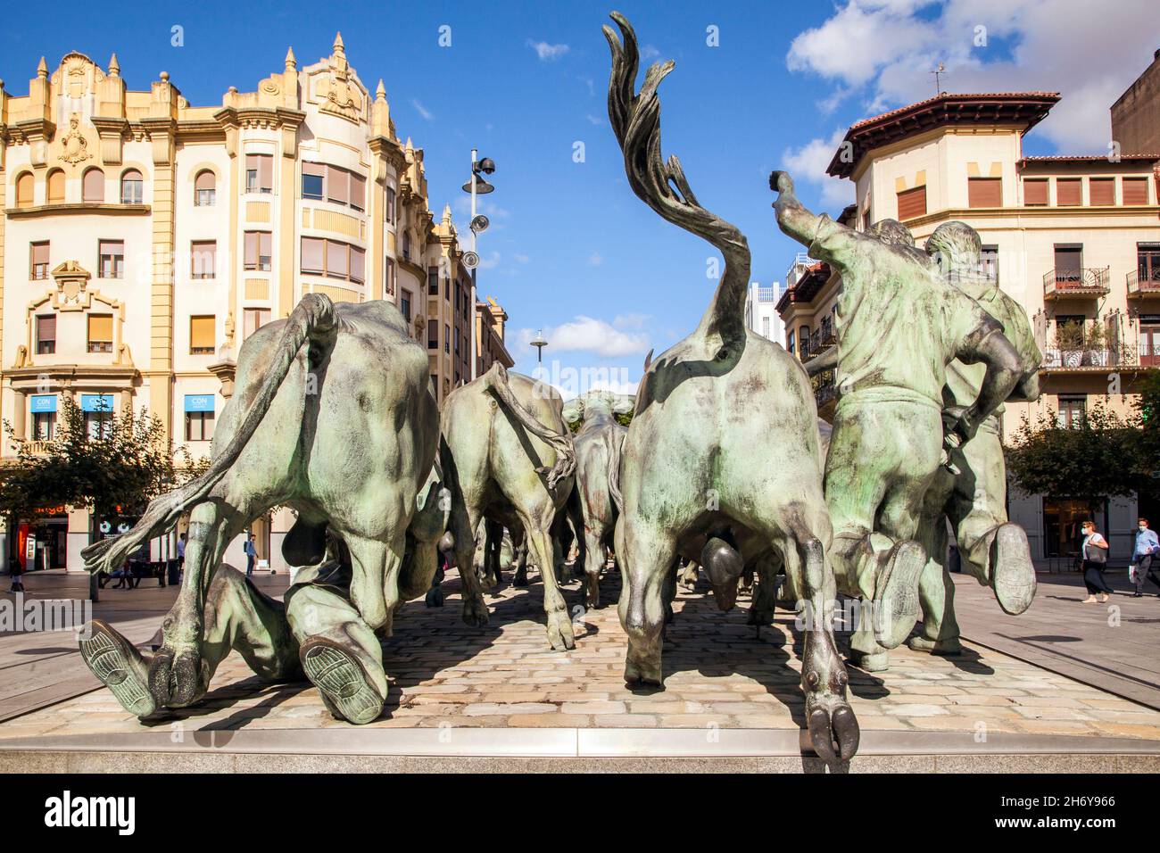 Statue de bronze à la course des taureaux sur la rue Estafeta dans la ville espagnole de Pampelune Navarra nord de l'Espagne Banque D'Images