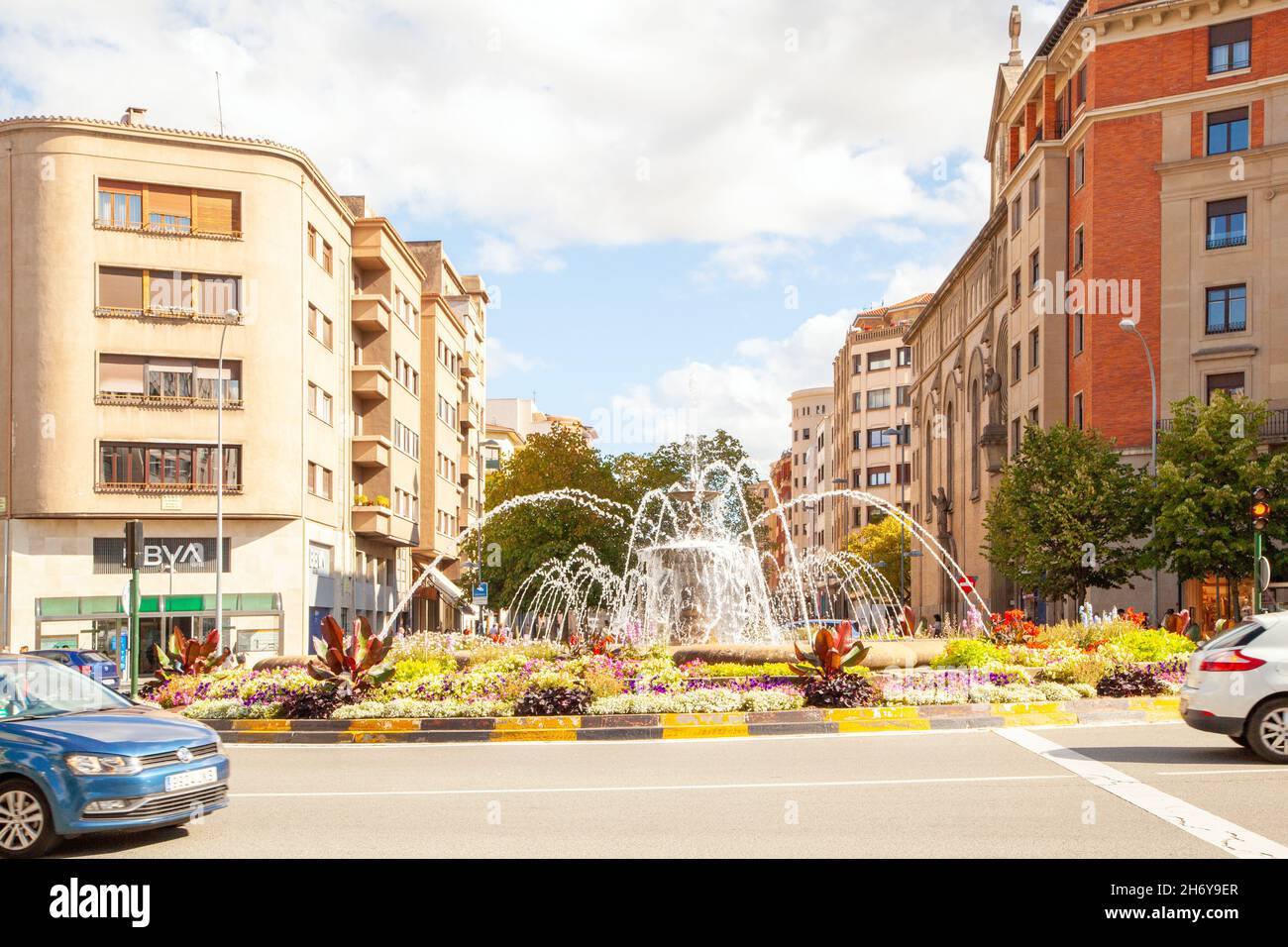 Scène de rue avec fontaines d'eau dans la ville espagnole de Pampelune Navarra Espagne Banque D'Images