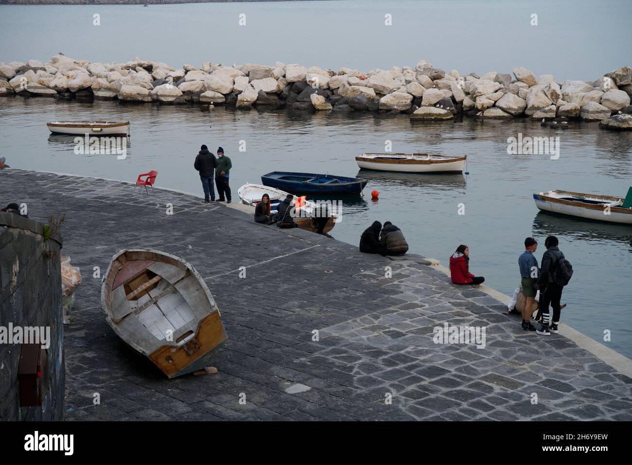 Napoli, rotonda di via Nazario Sauro, turisti e barche sul lungomare di Santa Lucia Banque D'Images