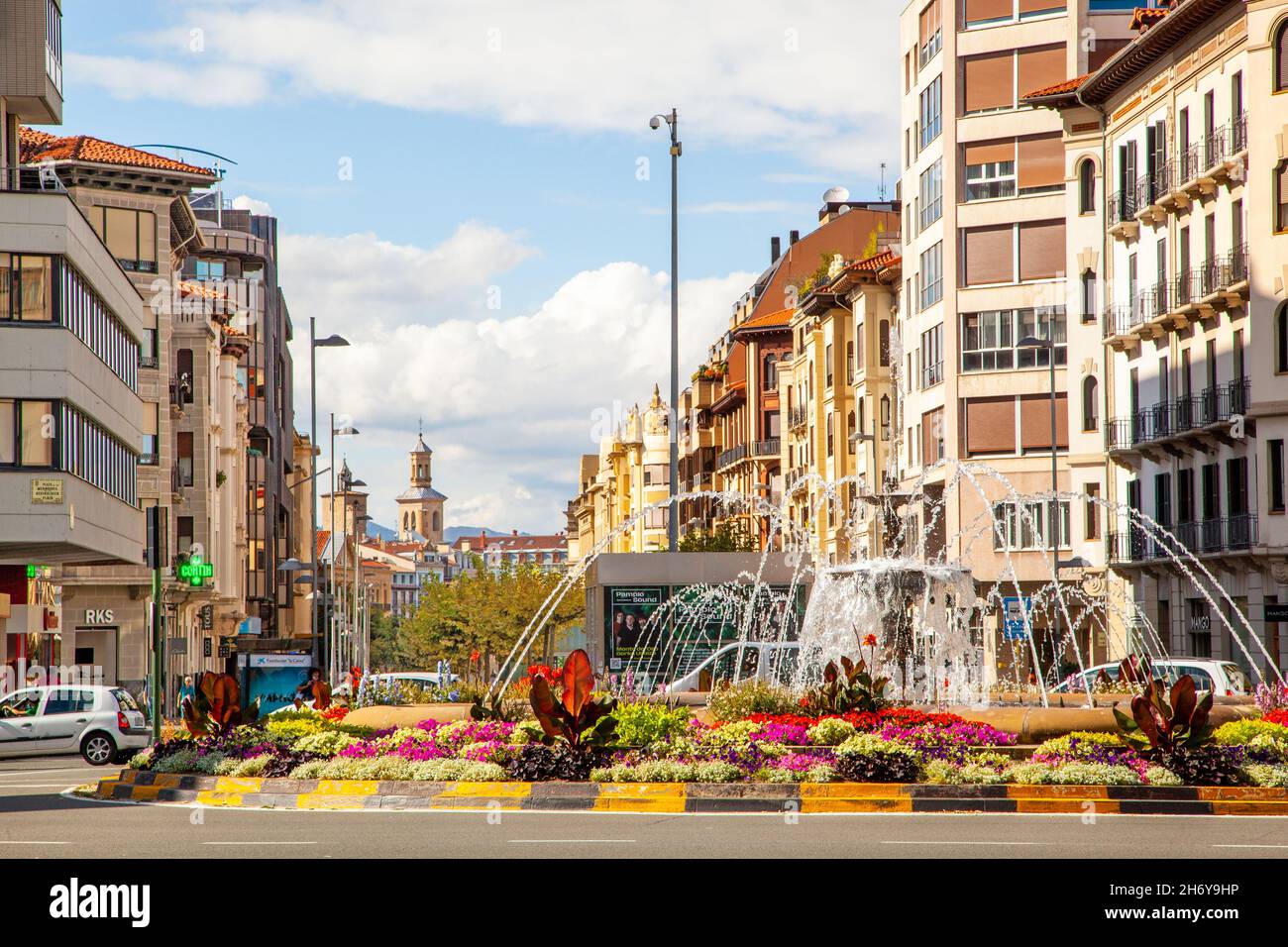 Scène de rue avec fontaines d'eau dans la ville espagnole de Pampelune Navarra Espagne Banque D'Images