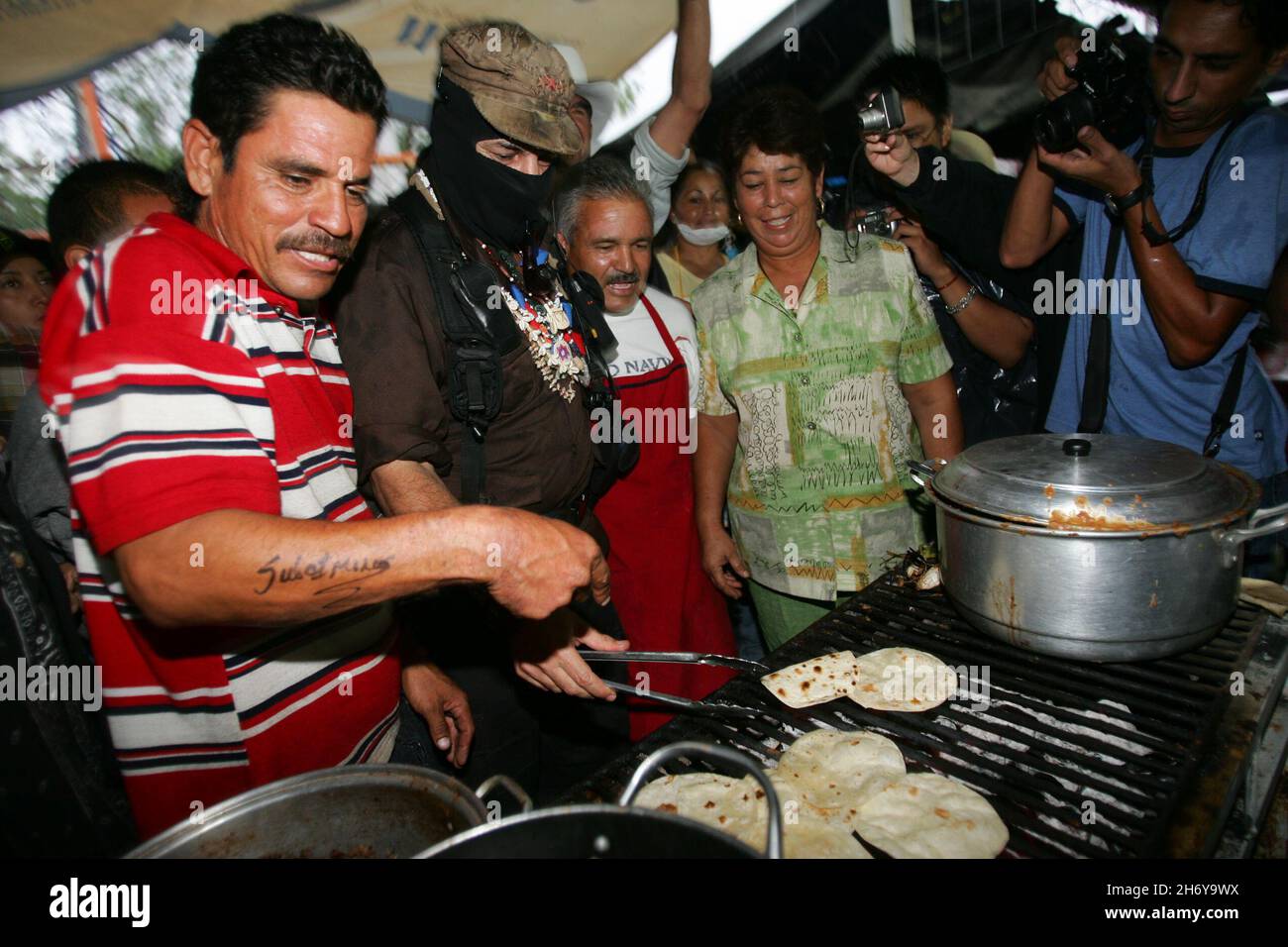 Sous-comandante Marcos Marcos de l'EZLN, pendant l'autre campagne avec l'Armée Zapatista de libération nationale le 21 octobre 2006 à Magdalena de Kino, Sonora Mexique.(Photo par Luis Gutierrez / Norte photo) Subcomandante Marcos del EZLN, durante la otra campagne con el ejército Zapatista de Liberación Nacional el 21 octobre 2006 en Magdalena de Kino, Sonora Mexico.(Foto de Luis Gutierrez / Norte photo ) Banque D'Images