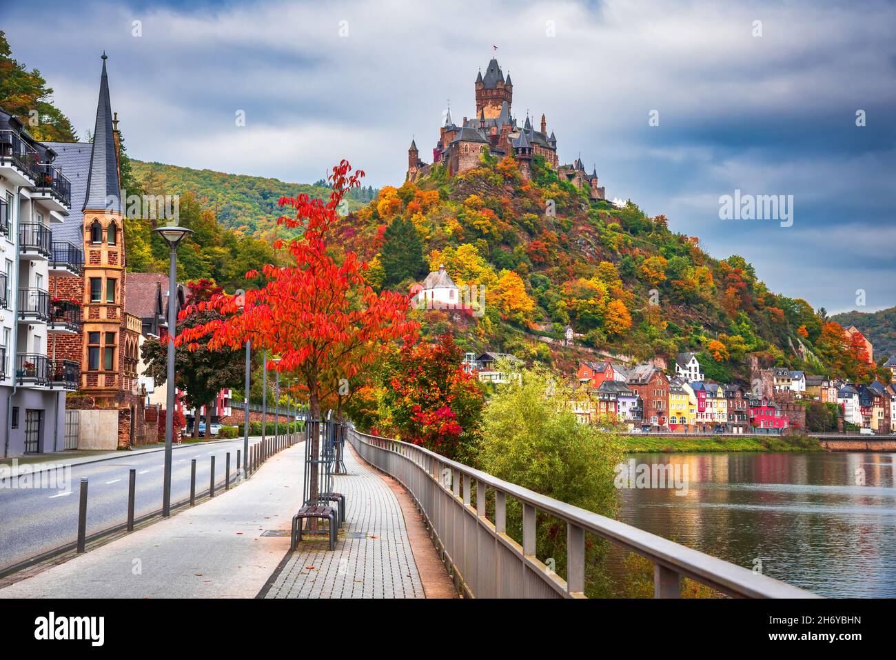 Cochem, Allemagne.Ville historique romantique sur la vallée de la Moselle, Rhénanie-Palatinat dans les couleurs rouges de l'automne Banque D'Images