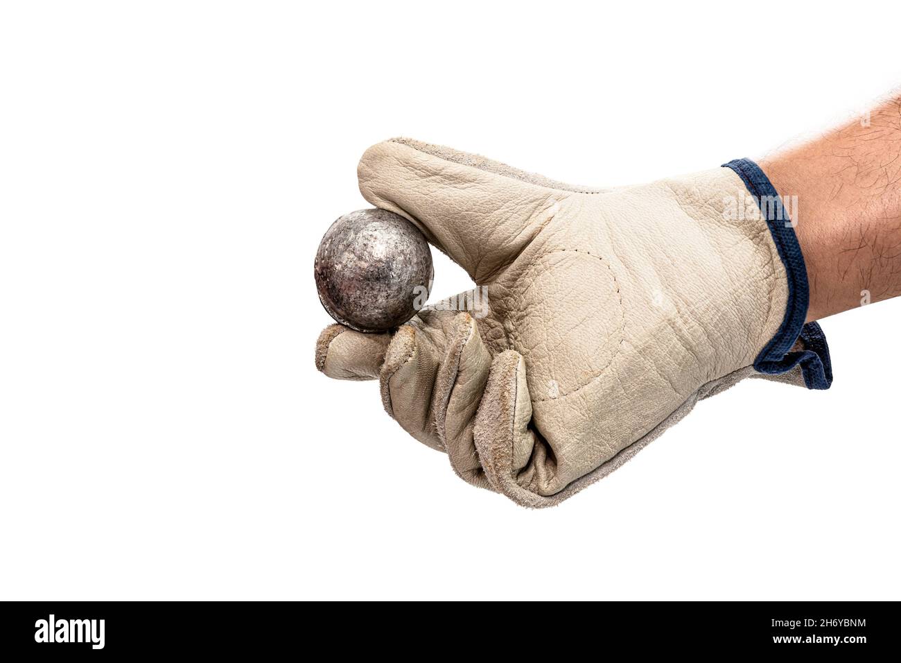 main de meneur mâle tenant une sphère métallique en acier, une sphère métallique ou en zinc. Banque D'Images