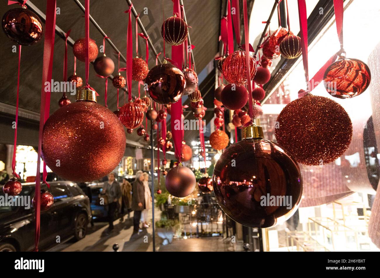 USAGE ÉDITORIAL SEULEMENT vues générales de l'exposition de Noël à Creed sur Mount Street à Mayfair, Londres, comme ils sont dévoilés au public.Date de la photo: Jeudi 18 novembre 2021. Banque D'Images