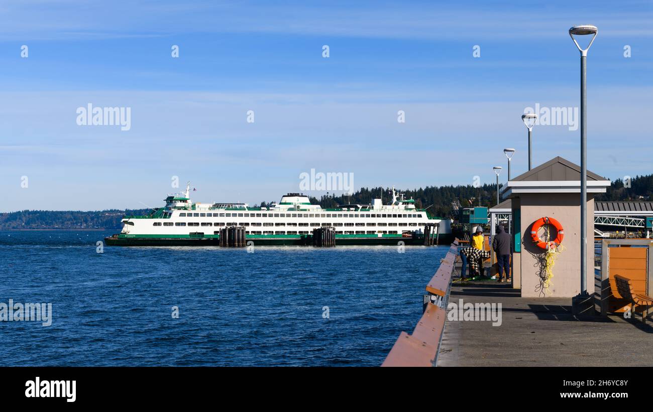 Edmonds, WA, États-Unis - 17 novembre 2021 ; Washington State car Ferry au quai d'Edmonds.Trois pêcheurs vérifient leurs prises sur la jetée de pêche Banque D'Images