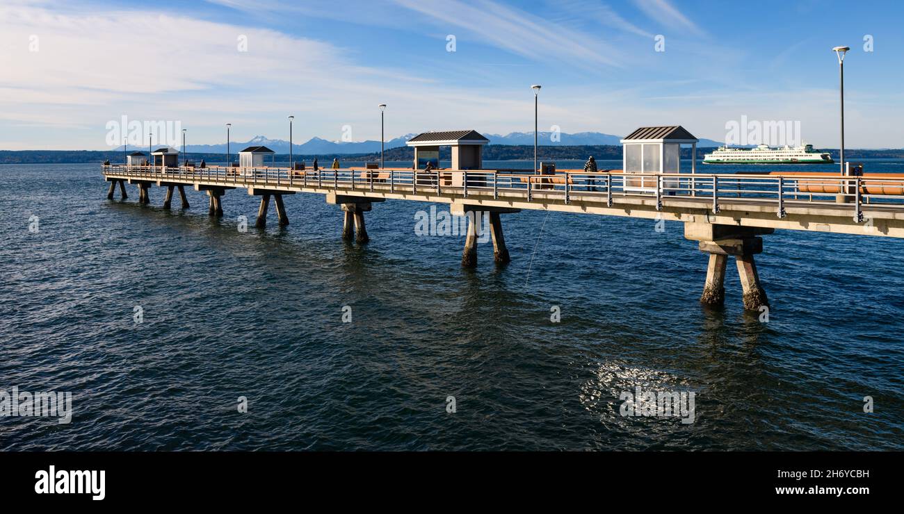 Edmonds, WA, États-Unis - 17 novembre 2021 ; jetée de pêche à Edmonds, Washington, avec un ferry pour voiture de l'État passant derrière.La journée a de grands nuages Banque D'Images