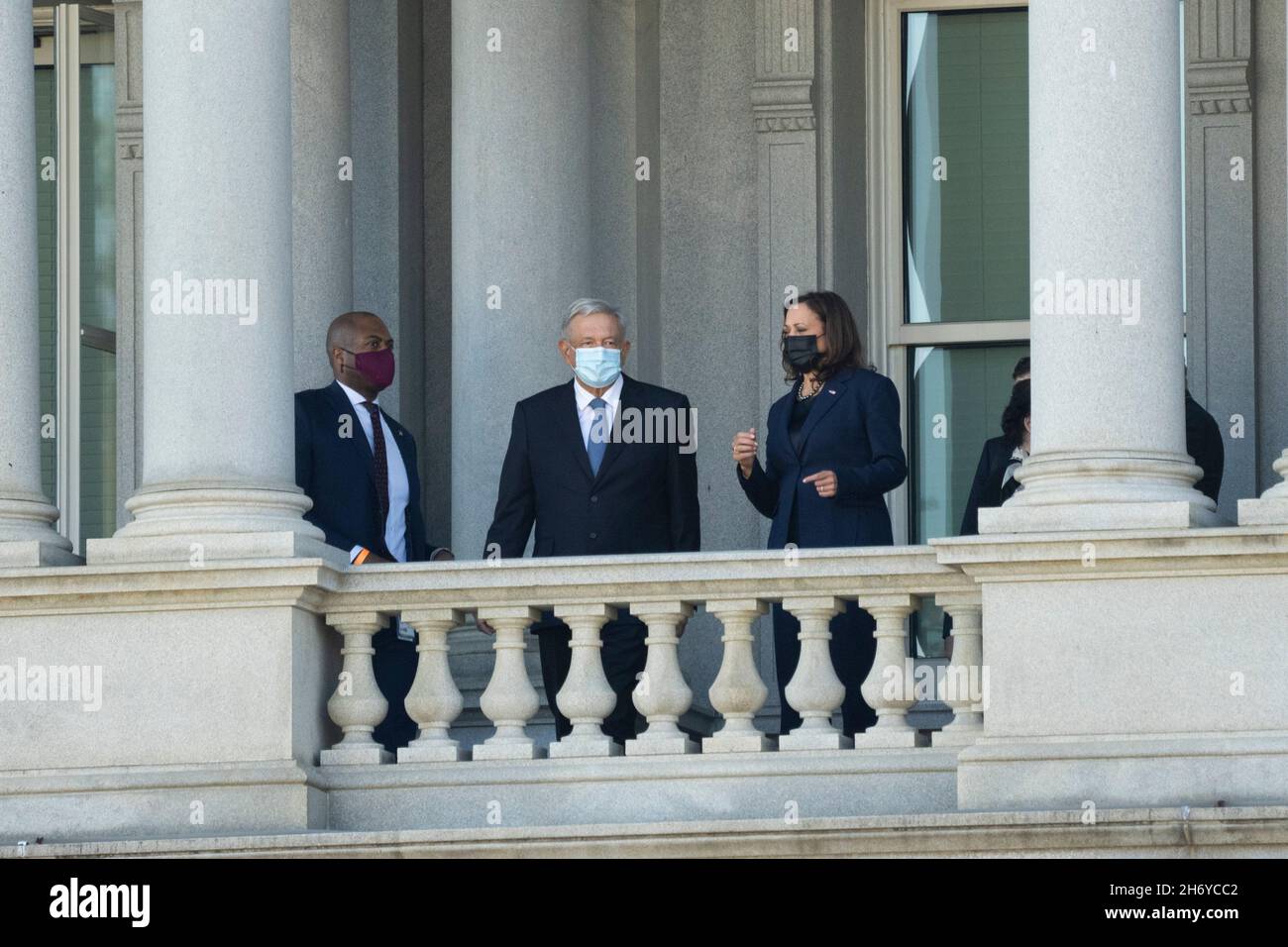 Le vice-président des États-Unis, Kamala Harris, s'entretient avec Andrés Manuel López Obrador, président des États-Unis du Mexique, au bureau exécutif Eisenhower de Washington, DC, le 18 novembre 2021.Crédit: Chris Kleponis/Pool via CNP/MediaPunch Banque D'Images