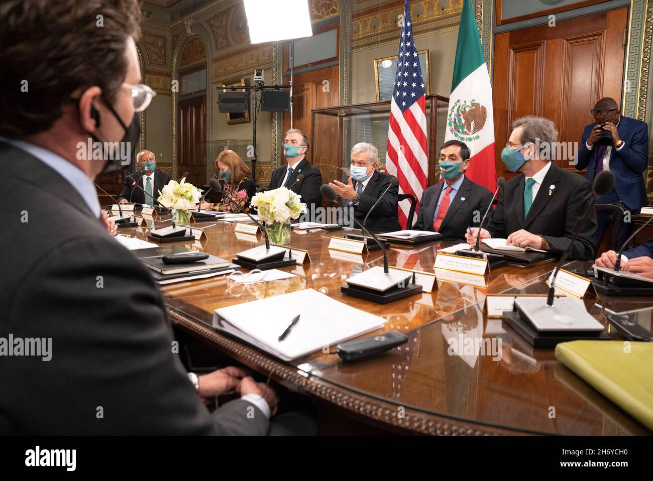 Le président López Obrador du Mexique lors de sa rencontre avec le vice-président des États-Unis, Kamala Harris, tient une réunion bilatérale avec le bureau de cérémonie des vice-présidents dans le bâtiment du bureau exécutif d'Eisenhower le 18 novembre 2021.Crédit : Ken Cedeno/Pool via CNP/MediaPunch Banque D'Images