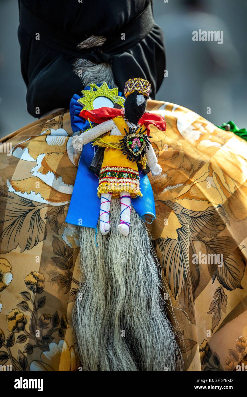 L'homme en costume (et miniature figure au verso) célébrer fête de Virgen del Carmen de Paucartambo (province de Cusco), près de la Plaza de Armas, Lima, Pérou Banque D'Images