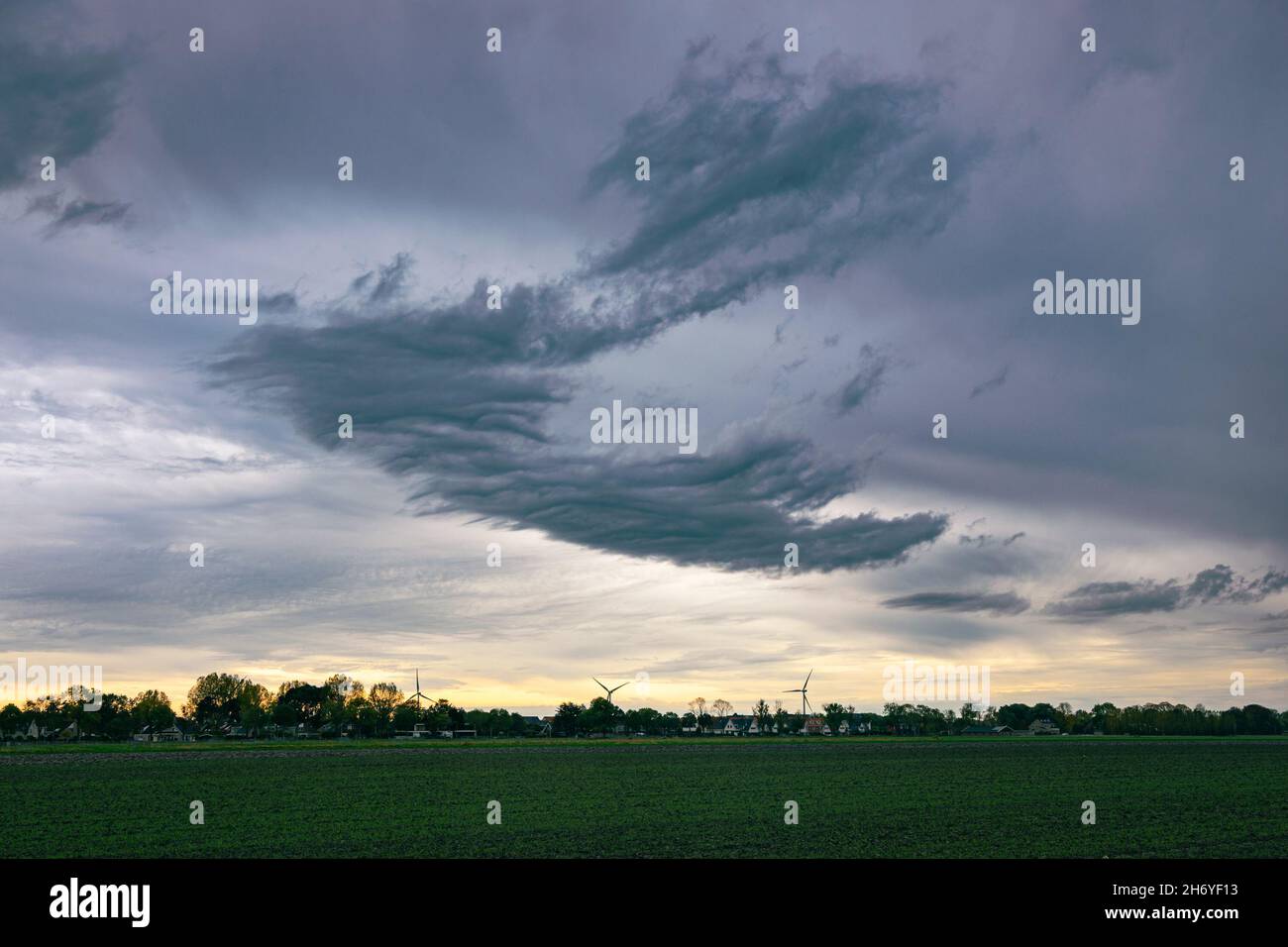 Ciel spectaculaire de nuages déchiquetés à l'approche d'un front froid Banque D'Images