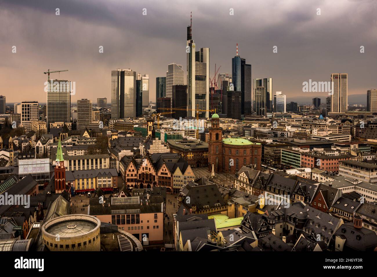 Vue panoramique sur Francfort, Allemagne par une journée nuageux.Francfort del Meno. Banque D'Images