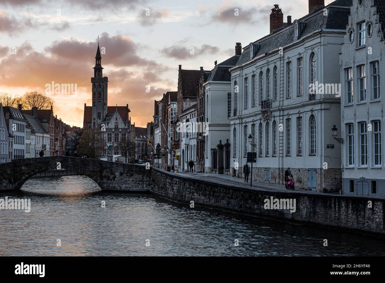 Bruges, région flamande de l'Ouest, Belgique - 11 15 2017: Le Spiegelrei , le pont Royalbridge et la tour Poortersloge Banque D'Images