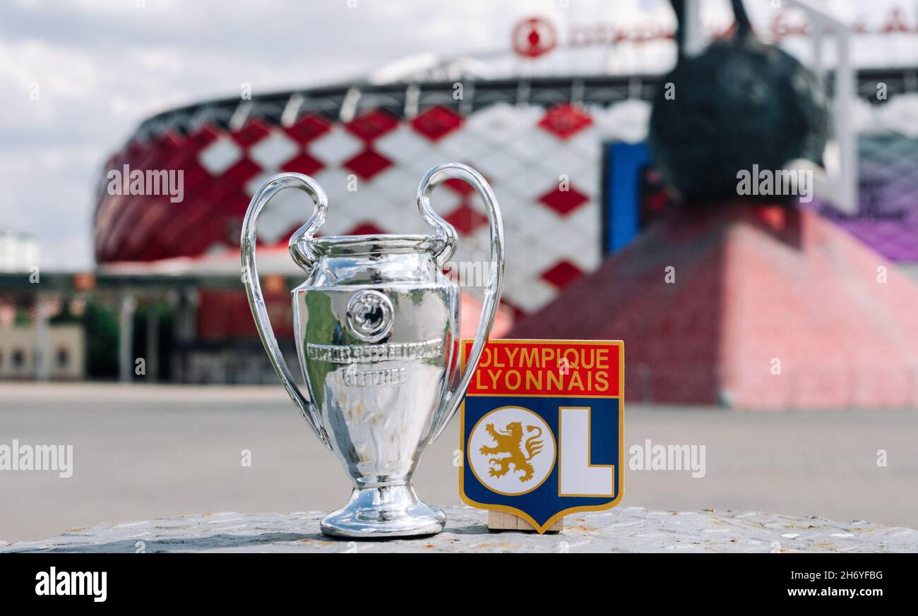 14 juin 2021, Lyon, France. L'emblème du club de football Olympique  Lyonnais et de la coupe de la Ligue des champions de l'UEFA sur toile de  fond des s modernes Photo Stock -