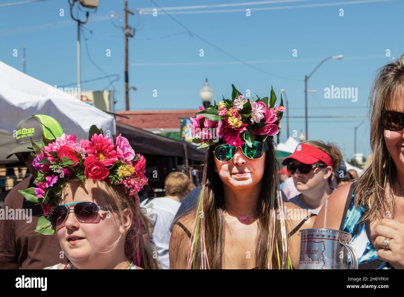 Tulsa USA Mai 2017 les filles au festival portent des couronnes de fleurs avec des banderoles marchant dans la rue parmi la foule - gros plan et sélectif foyer Banque D'Images