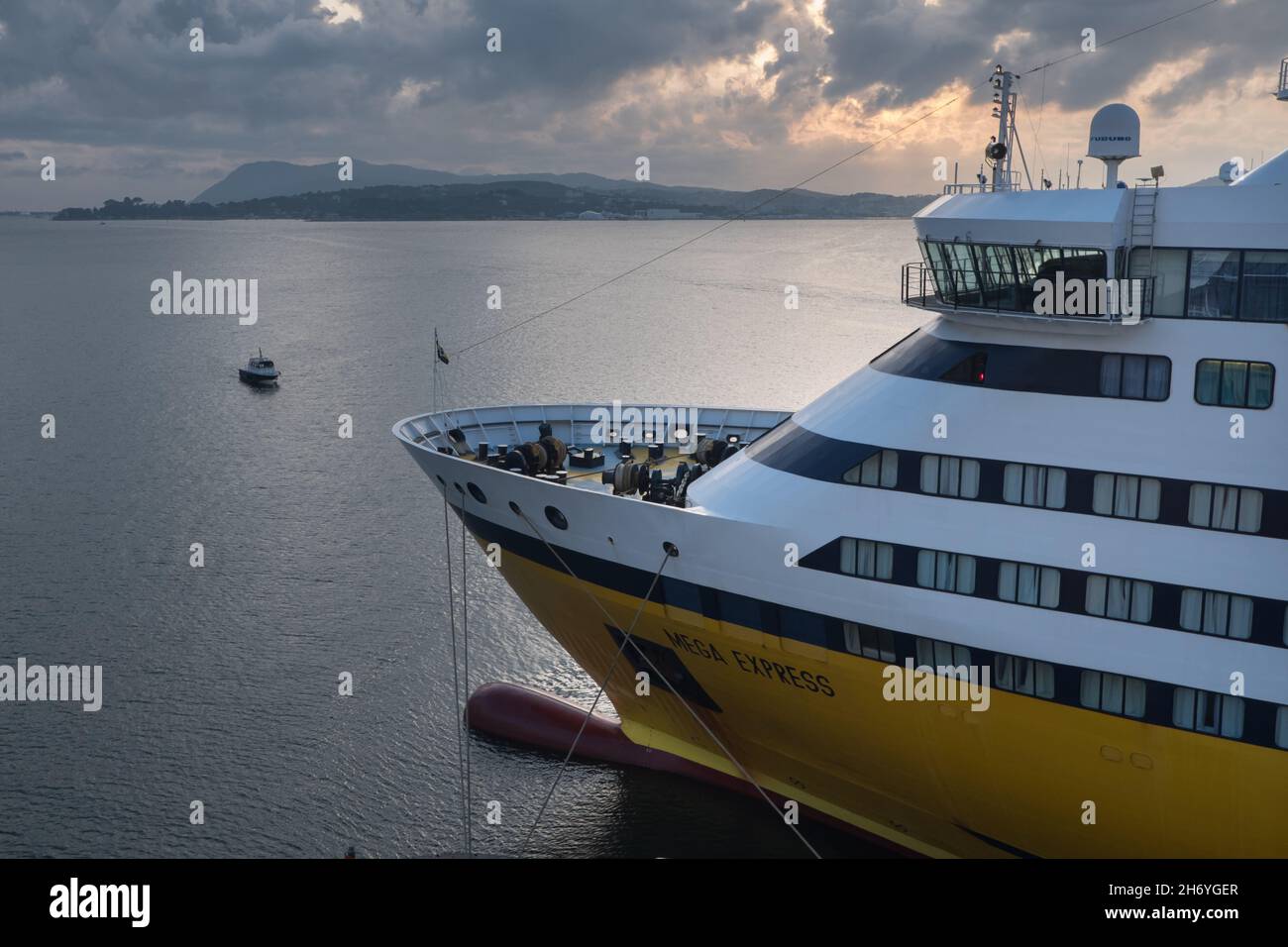 Toulon, Italie.29 octobre 2021.Le navire Mega Express, de la compagnie Corsica Ferry, quitte le port de Toulon en direction de la Corse.la compagnie Corsica Ferries a confirmé la condamnation de l'assemblée de Corse pour leur verser une somme de plus de 90 millions d'euros comme concurrence déloyale.(Photo de Laurent Coust/SOPA Images/Sipa USA) crédit: SIPA USA/Alay Live News Banque D'Images