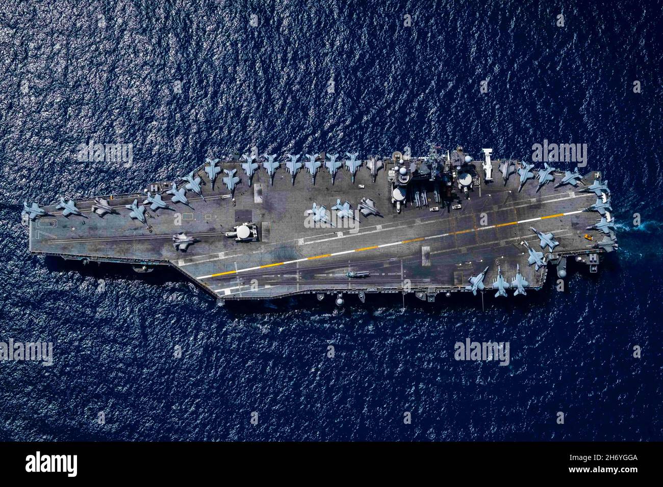 Mer de Chine méridionale.30 octobre 2021.Le porte-avions de la classe Nimitz USS Carl Vinson (CVN 70) transite en mer de Chine méridionale, lors d'opérations bilatérales avec les Forces d'autodéfense maritimes du Japon, le 30 octobre 2021.Des éléments de la JMSDF et du U.S. Navy Carrier Strike Group (CSG) 1 mènent des opérations bilatérales en mer de Chine méridionale.Credit: U.S. Navy/ZUMA Press Wire Service/ZUMAPRESS.com/Alamy Live News Banque D'Images