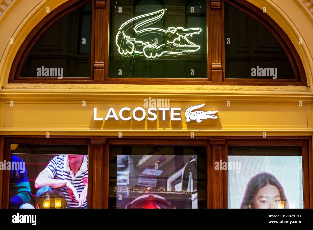 MOSCOU, RUSSIE - 10 AOÛT 2021 : logo de la marque Lacoste sur le front de vente du centre commercial. Banque D'Images