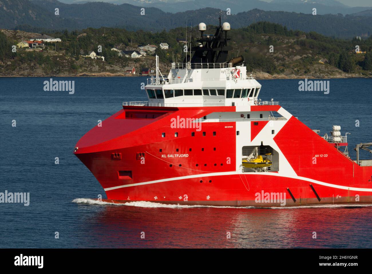 KL Saltfjord, navire d'approvisionnement en remorqueurs pour la ligne 'K'.Départ de Bergen, Norvège.Côte norvégienne et montagnes en arrière-plan. Banque D'Images
