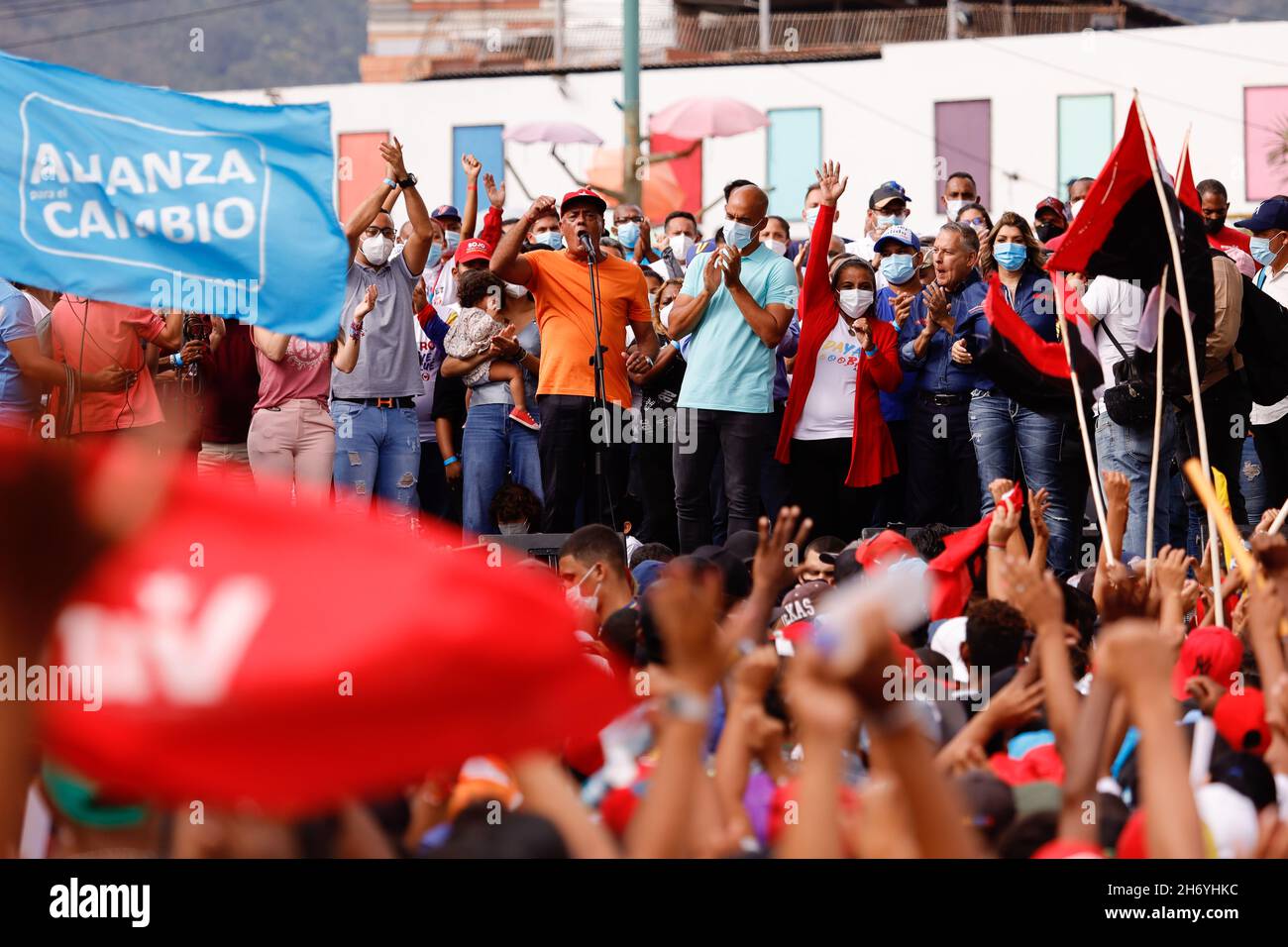 Caracas, Venezuela.18 novembre 2021.Jorge Rodríguez, président de l'Assemblée nationale, prend la parole lors de la dernière élection des candidats pro-gouvernementaux avant les élections régionales du 21 novembre prochain dans le quartier de Petara.Credit: Jesus Vargas/dpa/Alamy Live News Banque D'Images