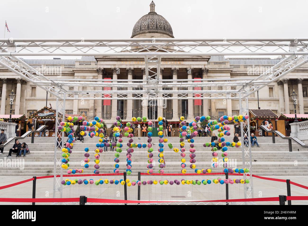 Londres Royaume-Uni 19 novembre 2021, National Lottery dévoile à Trafalgar Square une installation d'œuvres d'art "CHANGE", pour célébrer son 27e anniversaire. Créé à partir de 636 ballons de loterie pour représenter les 636,000 projets financés depuis 1994.Credit: Xiu Bao/Alamy Live News Banque D'Images