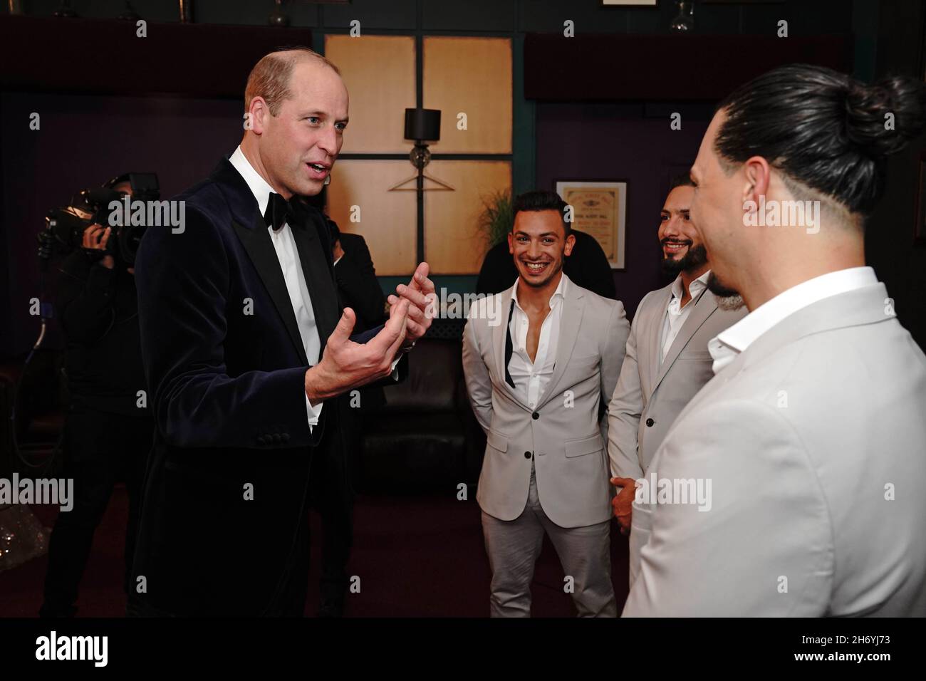 Le duc de Cambridge s'adressant aux frères Messoudi après la Royal Variety Performance au Royal Albert Hall, Londres.Date de la photo: Jeudi 18 novembre 2021. Banque D'Images