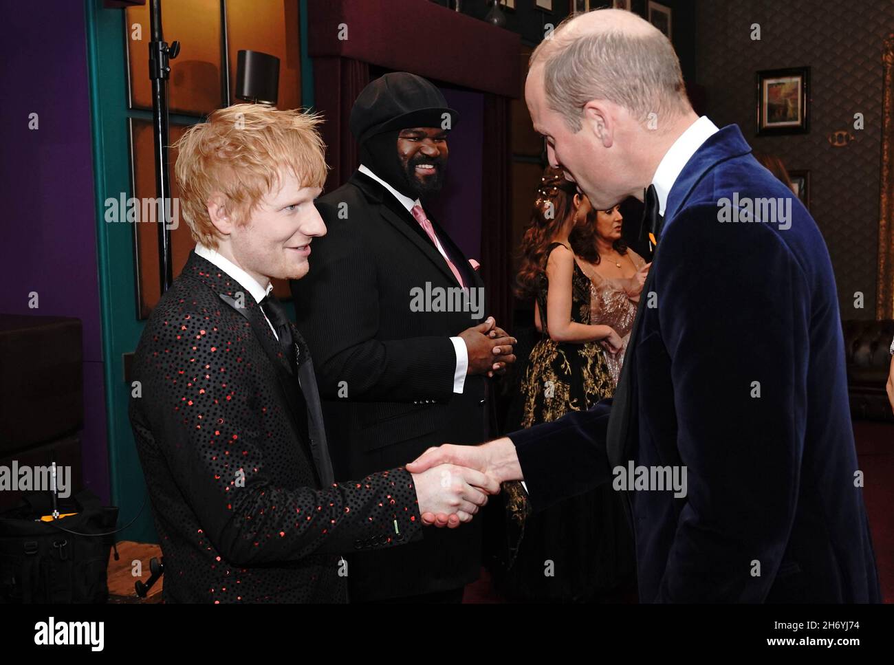 Le duc de Cambridge s'est exprimé devant Ed Sheeran après la Royal Variety Performance au Royal Albert Hall, Londres.Date de la photo: Jeudi 18 novembre 2021. Banque D'Images